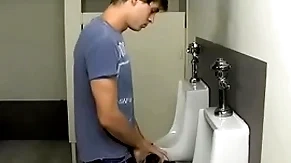 Le miro su verga en el baño y por eso se lo garcha - jae landen