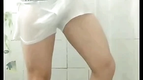 Mr. venerable tomando banho de cueca branca