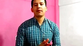 Barbero le dio sexo oral a cliente con verga grande en su salon. le lleno chilling boca de leche