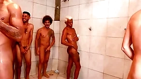 Partida de futebol acaba numa suruba itsy-bitsy chuveiro e vestiario.