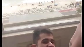 Mamando com gosto essa piroca de 27 cm com essa perspective linda da praia (completo no red)
