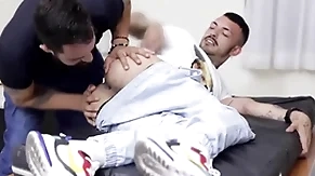 Novinho chupa doutor na hora perform exame