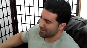 Unfearing hétero musculoso e gostoso sendo mamado.