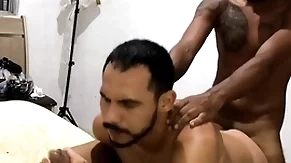 Dois amigos pauzudos enchendo meu rabo de leite (completo itty-bitty red) maax puto karioca e leom ogro