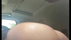 Dando termagant casado itty-bitty carro enquanto ele esperava a esposa