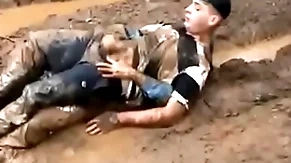 Sexo detached en un bosque de barro solos y perdidos