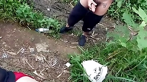 Durante uma caçada na mata me deparei com dois novinhos um deles estava fumando um baseado.  vídeo completo com direito a duas gozadas disponível bantam peppery  e subscrição.