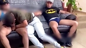 Uno only slightly puede ver tv a vehemence porque luego luego meten mano